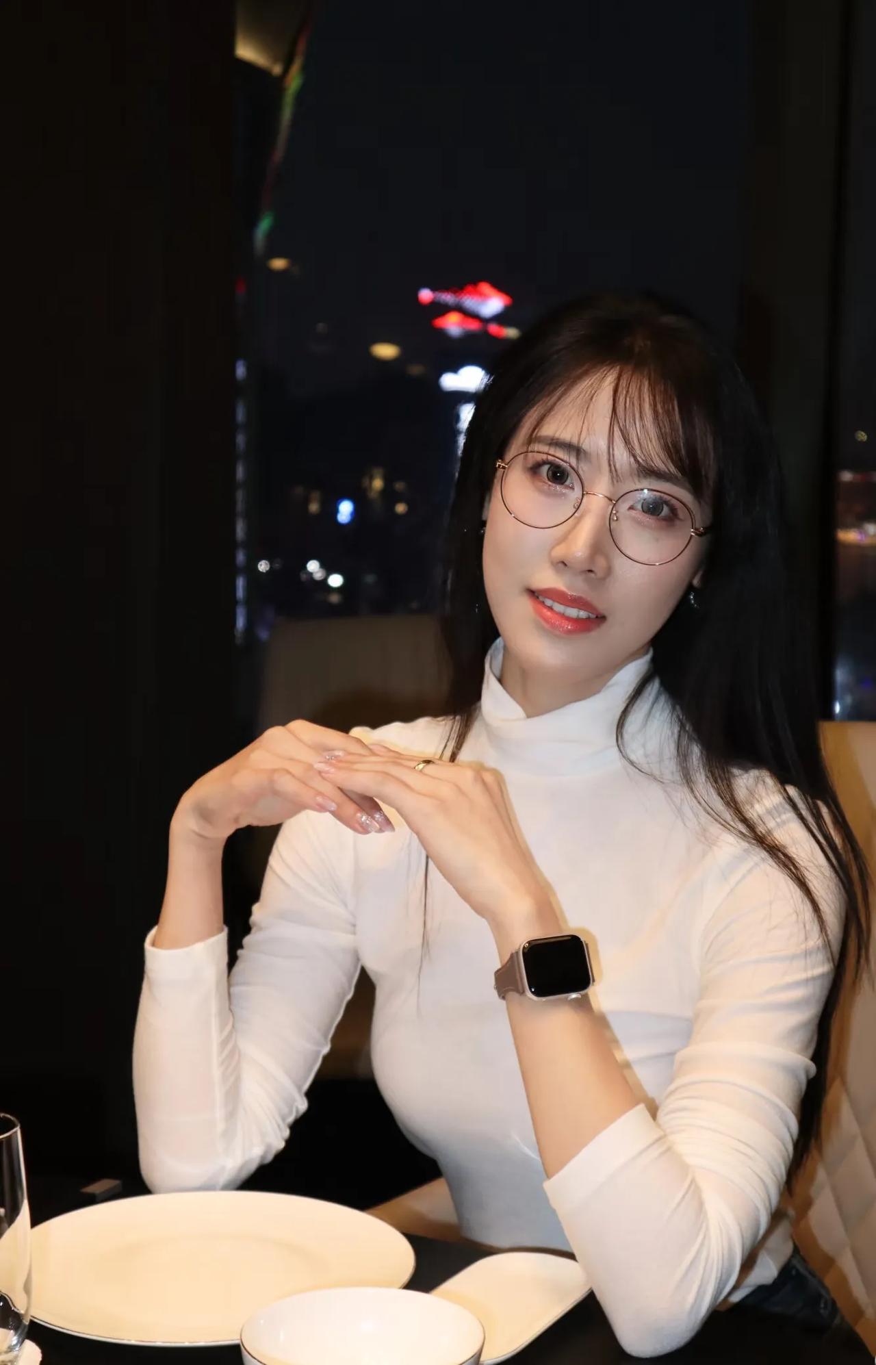 夜晚的浪漫约会，白衣少女与美食相伴。