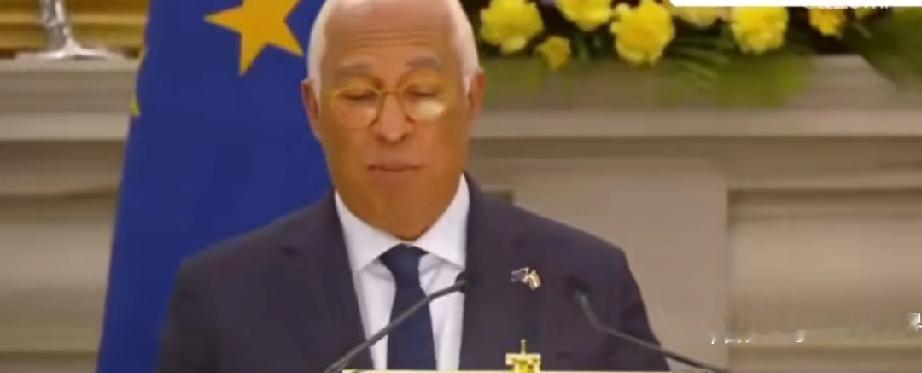 印度-欧盟自贸协定签到手软的发布会现场，欧洲理事会主席科斯塔突然掏出一张印度海外