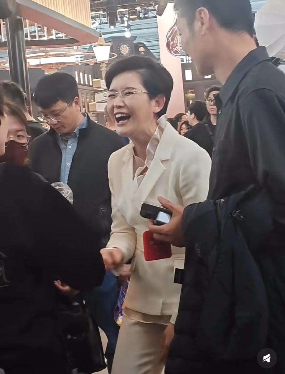 央视新闻女主持人王宁，在AWE展会如此奔放，真没想到!3月14日，央视主持人