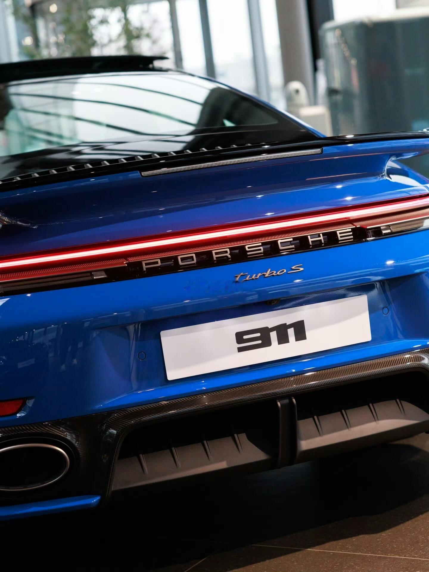保时捷911TurboS，鲨鱼不必露出牙齿，光是这身蓝就够了。蓝的攻击性十足