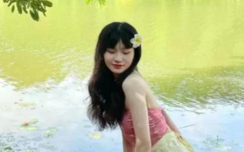 1970年，云南西双版纳，夕阳下的河水被染成橙黄色。17岁的知青马明辉刚干完农活