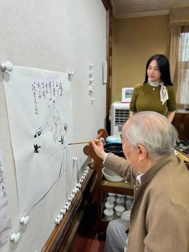 书画大师范曾被曝失联, 住所已贴封条, 书画古董被运走