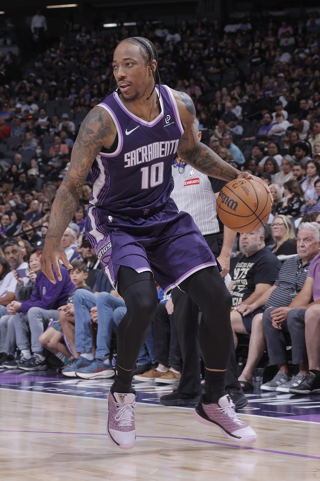 NBA目前仍在自由球员市场上的知名NBA球星：詹姆斯·哈登德玛尔·德罗赞杰伦·