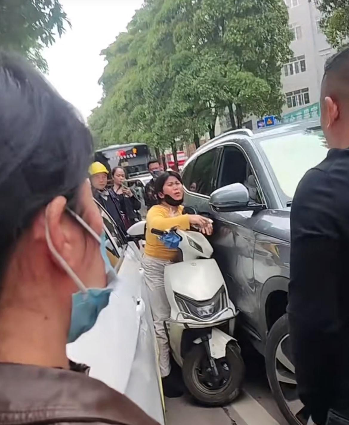 广西南宁发生一起奇怪车祸，女子骑电瓶车被两车夹在中间动弹不得，成为夹心饼干。一辆