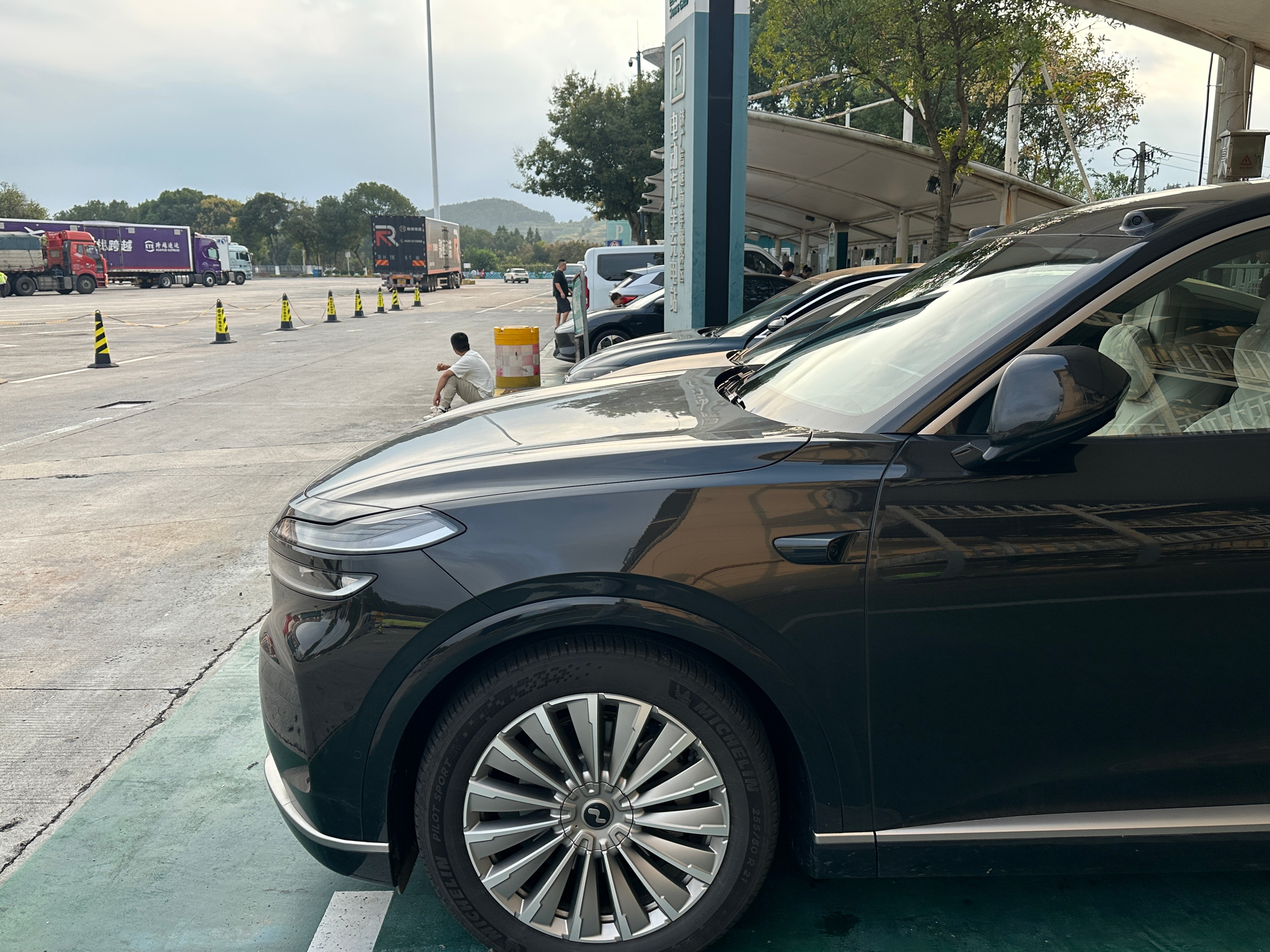 找到地方充电了，功率40kw，奶一口去下个换电站[doge]​​​
