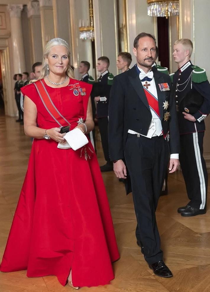 撞撞更精神上周在ZF接待晚宴上，挪威王储妃梅特穿了条来自CarolinaHe