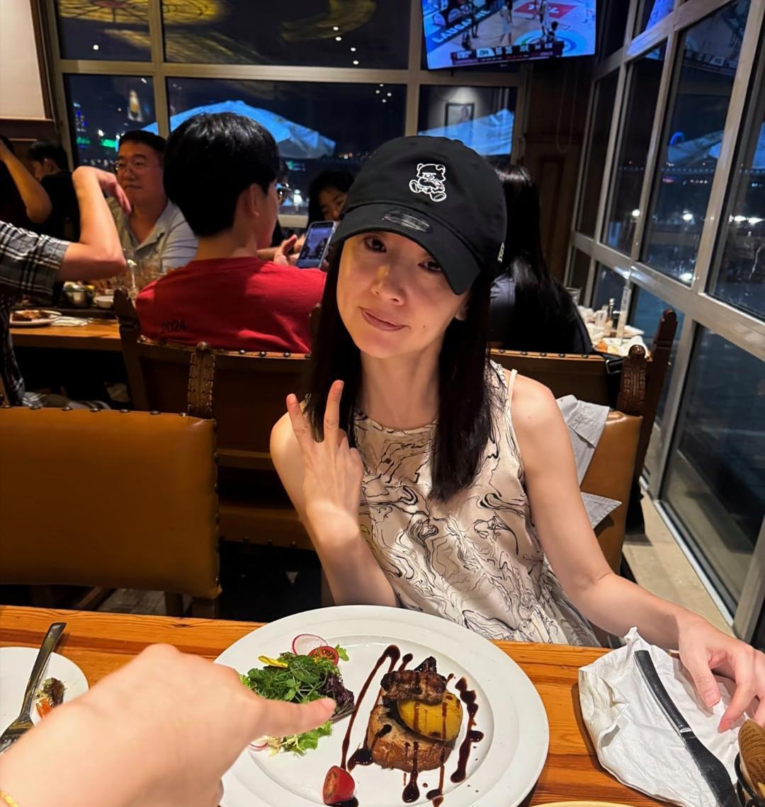 董洁和闺蜜在辽宁聚餐，素颜皮肤不是很好，脸色蜡黄，看起来好憔悴，女明星上了年纪也