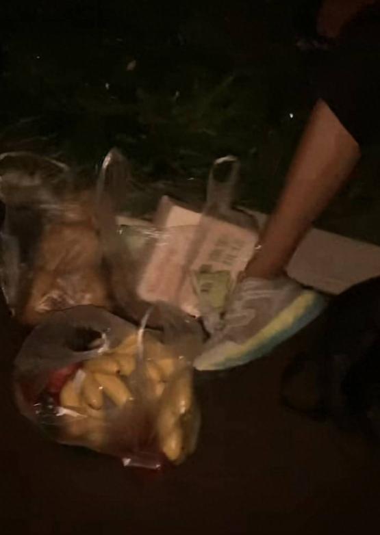 “看哭了！”四川成都的黄忠公园，一个22岁的男孩，走的好好的突然瘫倒在地，在周围