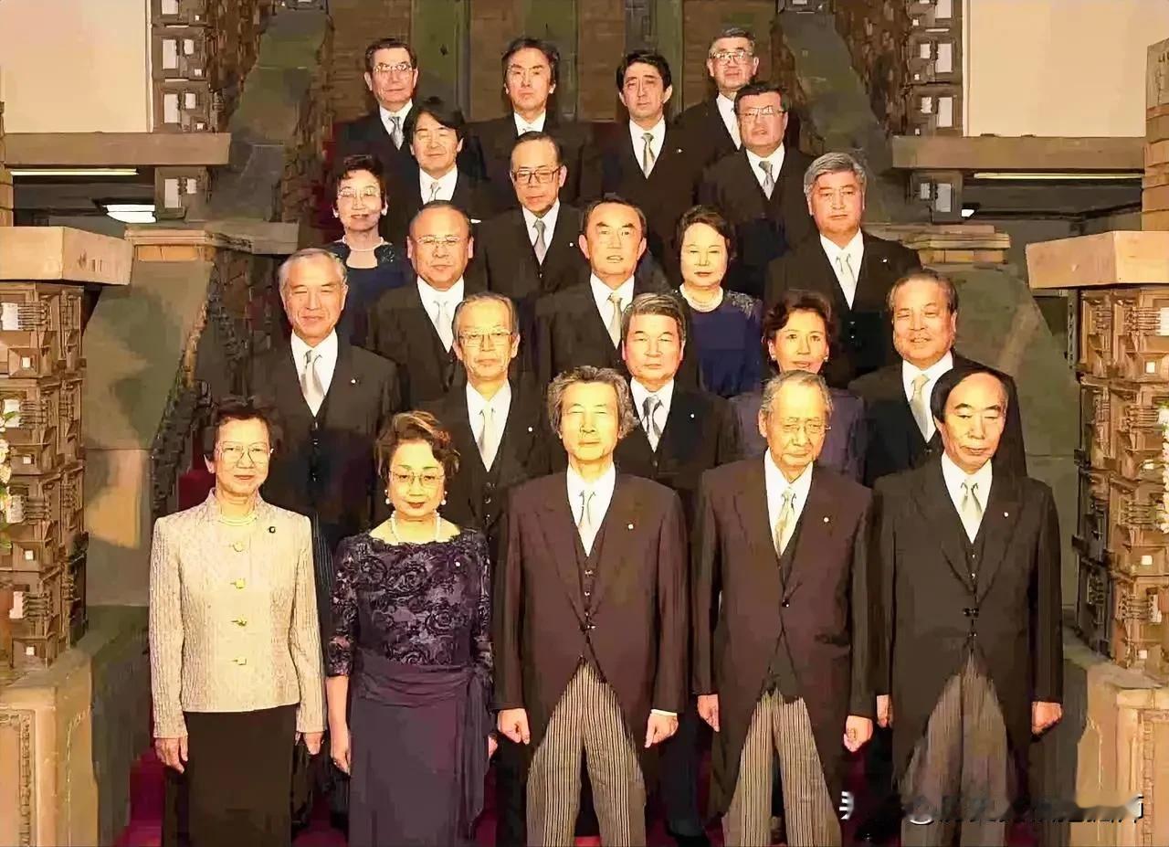2001年，第一次小泉内阁登场！在这张照片中，有现在与后来的三位首相：小泉纯一郎