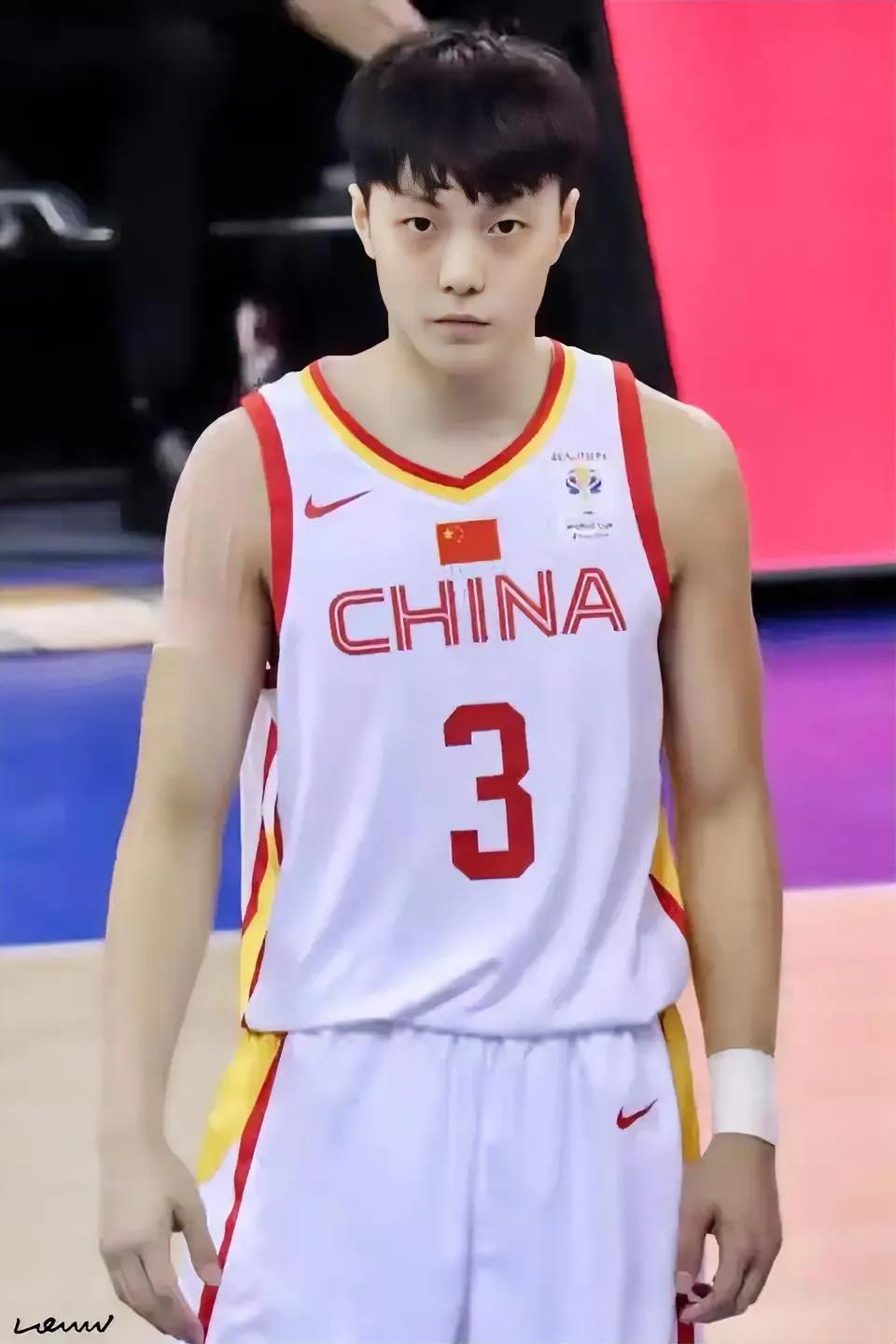 胡明轩意难平，徐杰太悲催了！男篮热身赛，中国男篮77-49大胜委内瑞拉，此役
