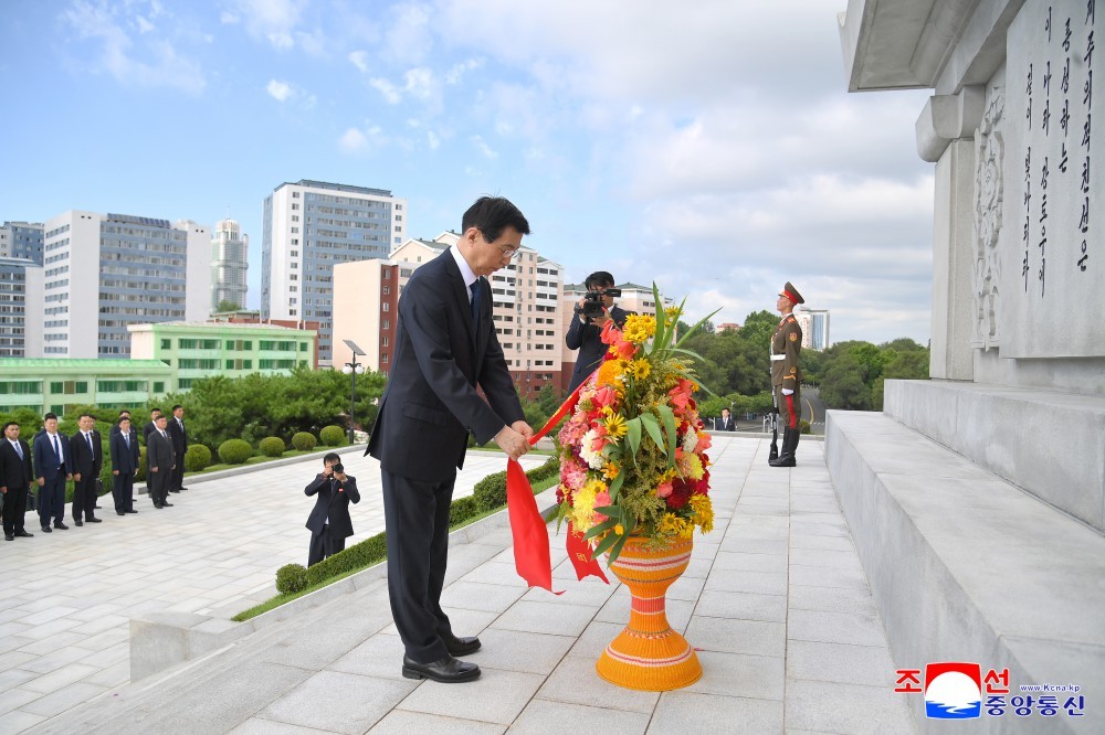 中华人民共和国党政代表团参谒友谊塔朝中社平壤7月16日电　正在对我国（朝鲜）进行