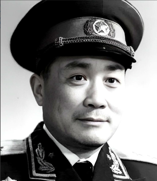 1972年，当这位同志的骨灰抵达北京时，周总理顶着滂沱大雨亲自相迎，热泪盈眶地说