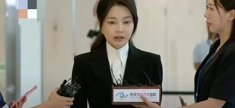 韩国夫人金建希这时候变得非常地听话，说来就来！特检组对她的传唤指定的时间和地点，