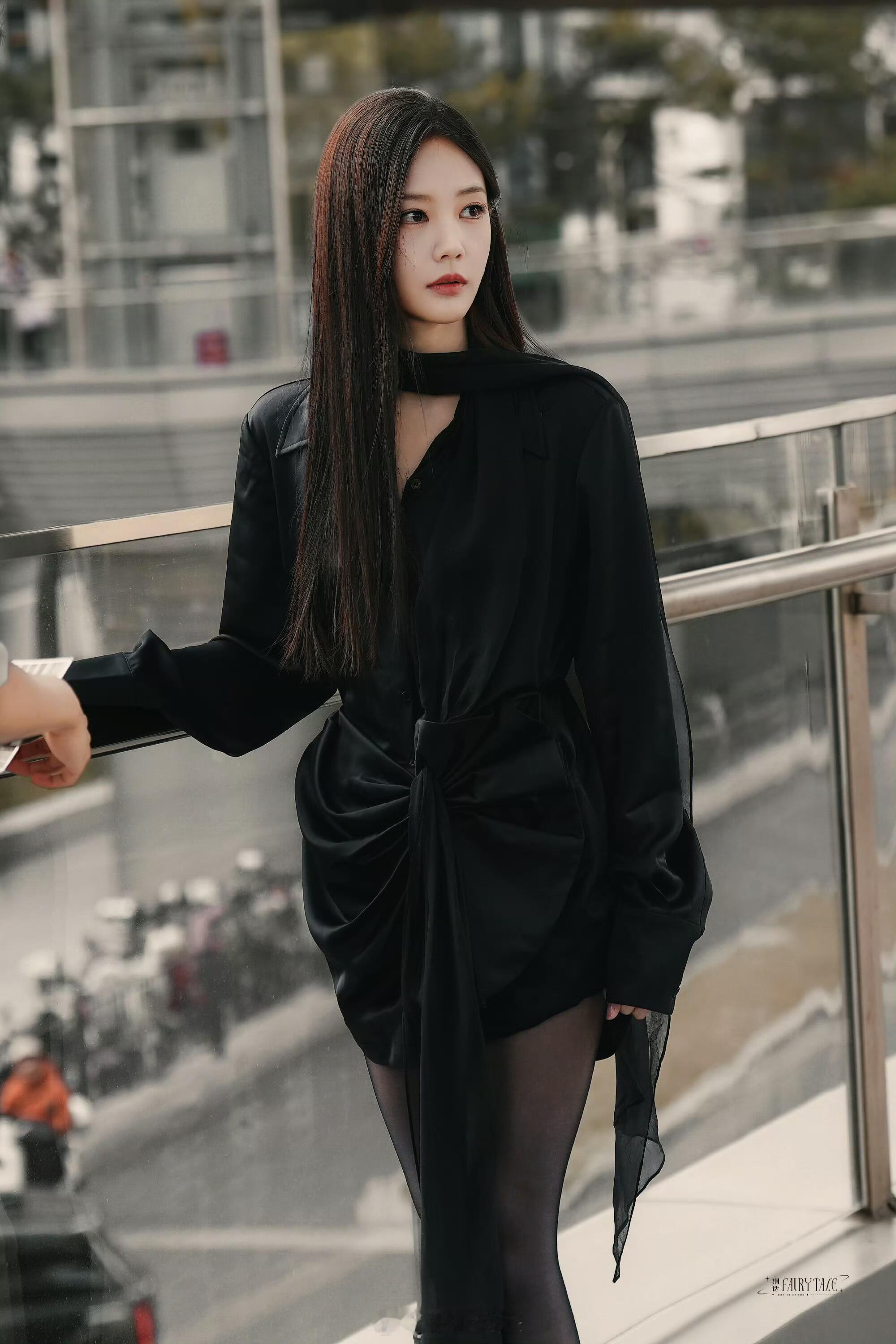 李一桐路透黑丝