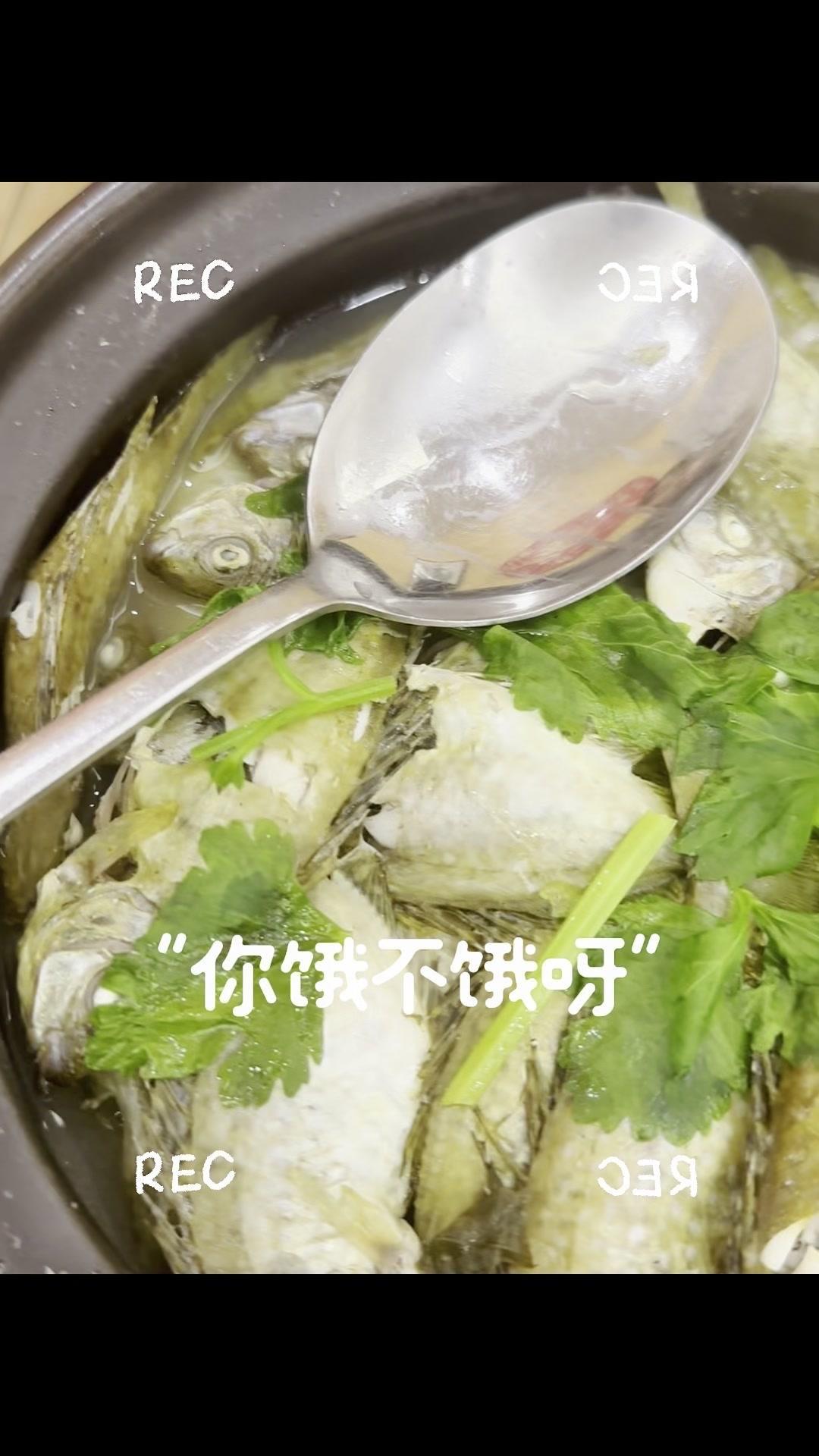 🍲今天分享超下饭的砂锅鱼煲做法，鱼肉嫩到入口即化，汤汁泡饭能吃三碗！1️⃣