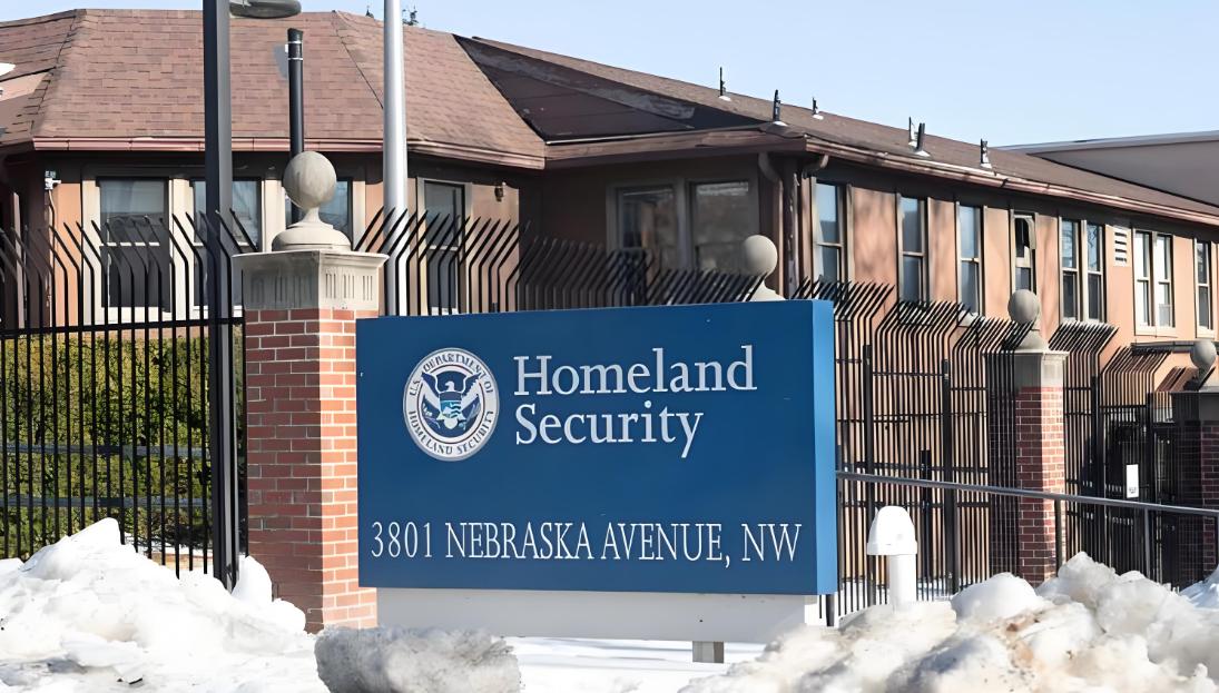 美国彻底失控了！土安全部停摆超一个月，机场安检崩成一锅粥，安全隐患多到吓人。 