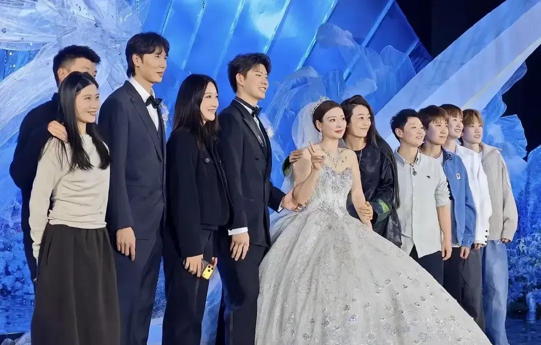 看到郑思维穿西装捧花走红毯的那一刻，我又笑又酸。赛场上那股狠劲儿，走红毯上变成