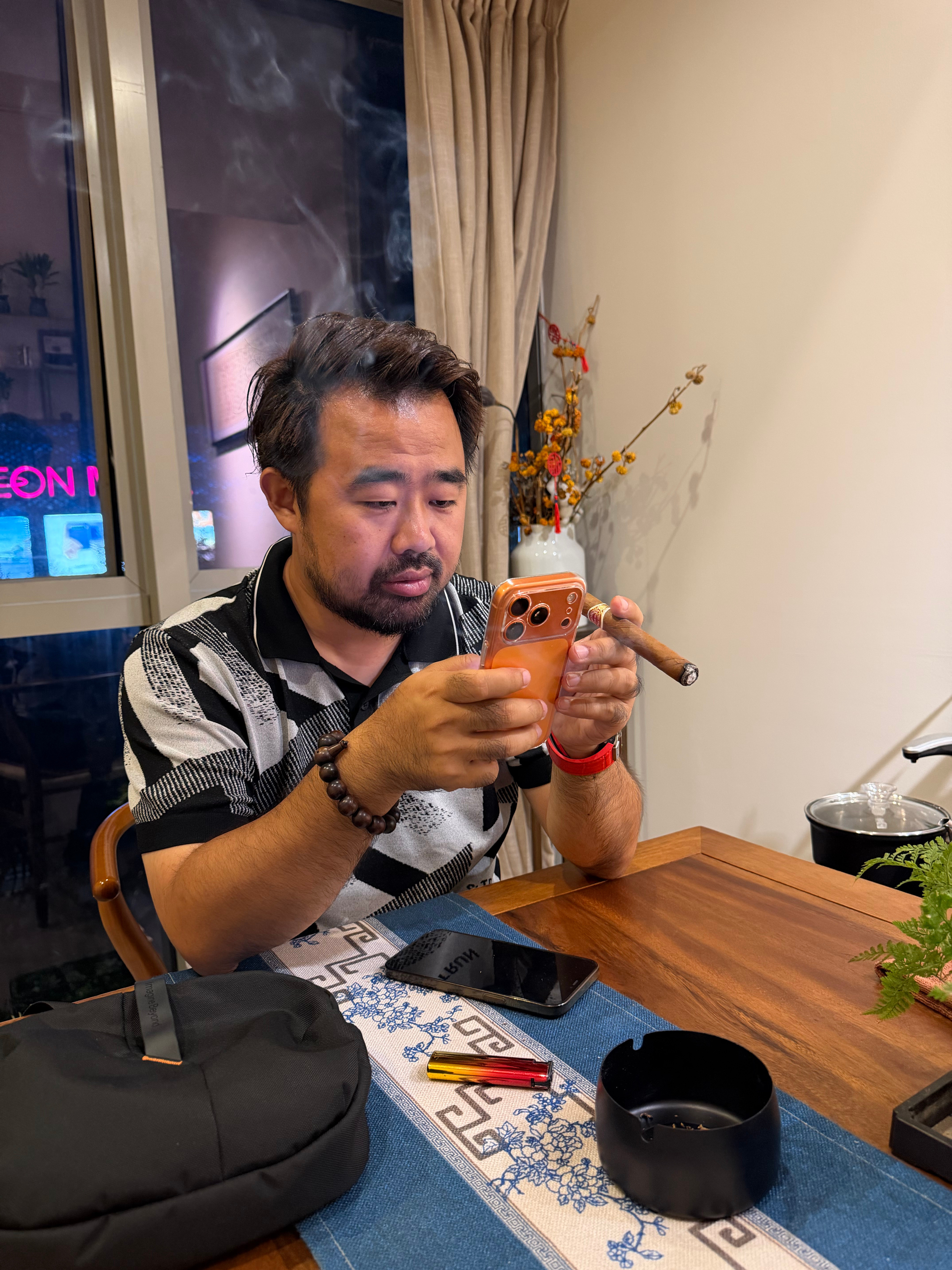老孟走到哪都要抽雪茄，我喝茶水[捂眼睛]​​​