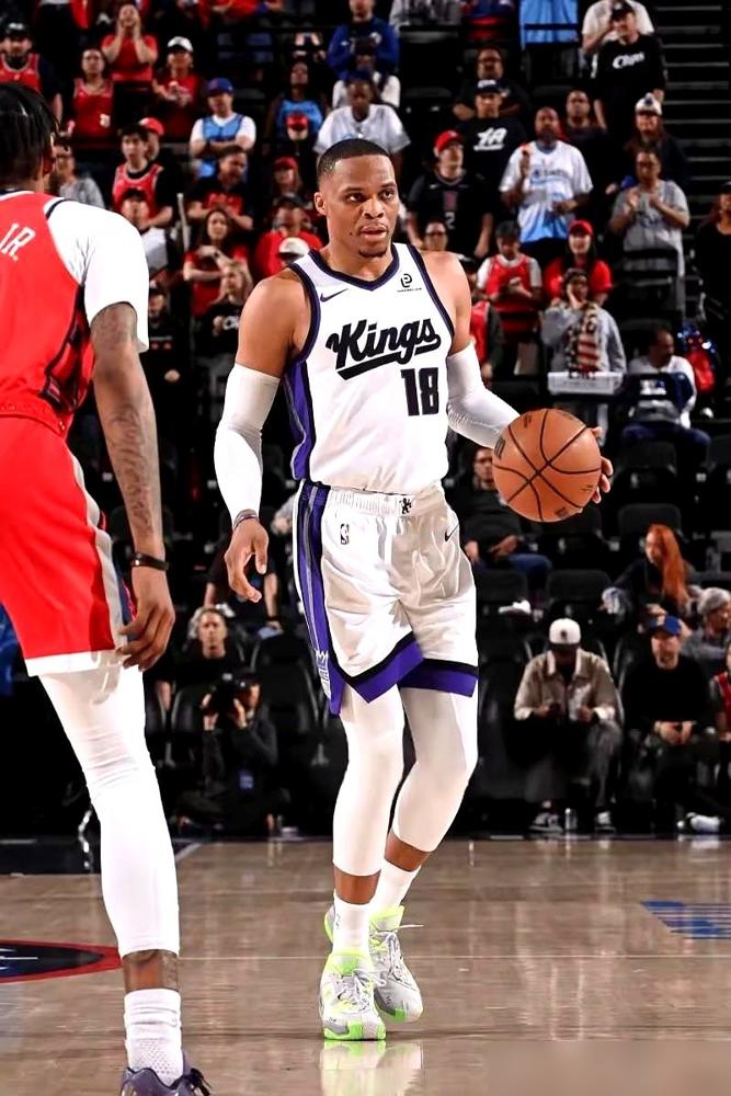 38岁威少，把“刷子”的帽子狠狠摔在地上。11连败，两年半没赢过。西部垫底