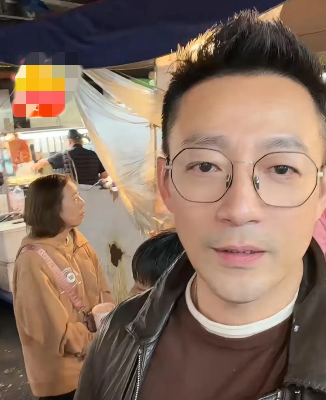 汪小菲是一点也闲不住啊大年初二晚上，又带着小霖霖逛夜市来了，开启了父子俩的夜生