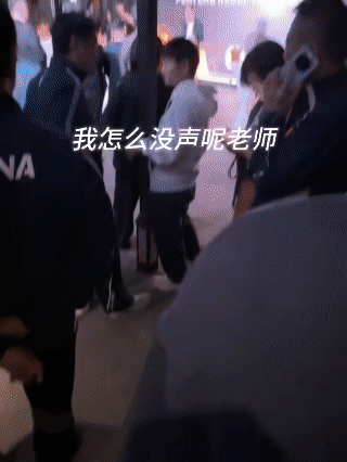和邱指导热聊的莎莎，即使是晚上，看起来还是那么明媚。下半区签表有三个特殊