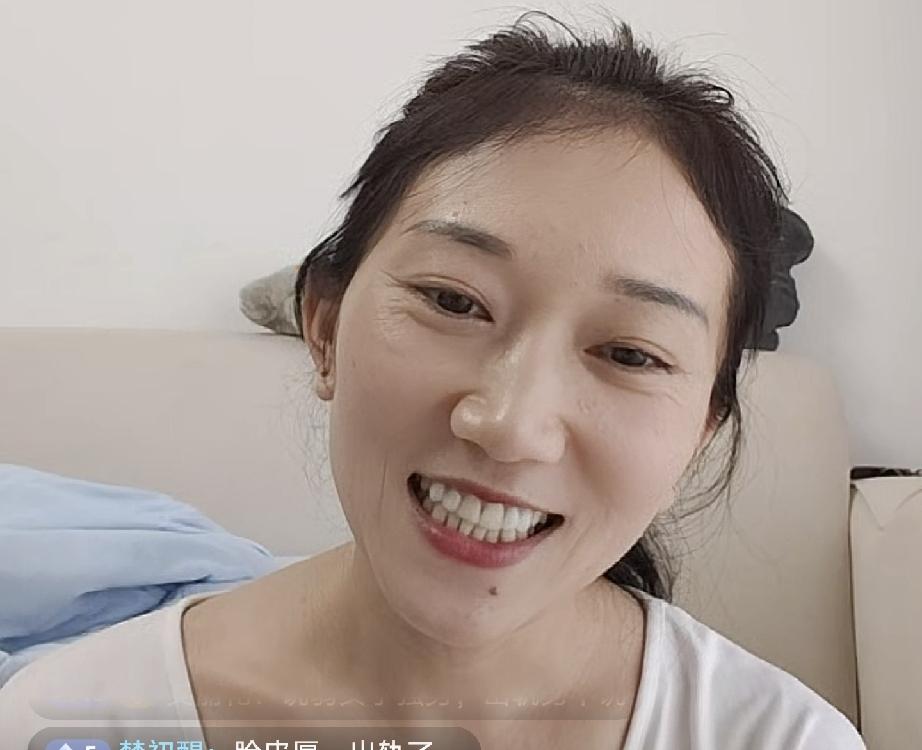 林丽下午开直播回应网友2个问题今天下午林丽在她的附属账号上开启了直