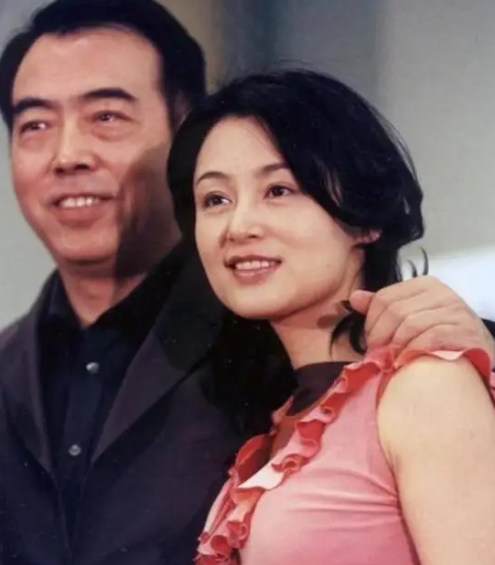 2000年，陈凯歌带陈红去澳大利亚玩，在逛奢侈品店时，店员十分惊讶地对陈凯歌说：