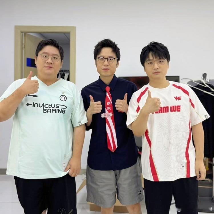 米勒分享与KIDWX合照：精彩的bo5👏今天孩神太活跃了拦不住微笑今天都快