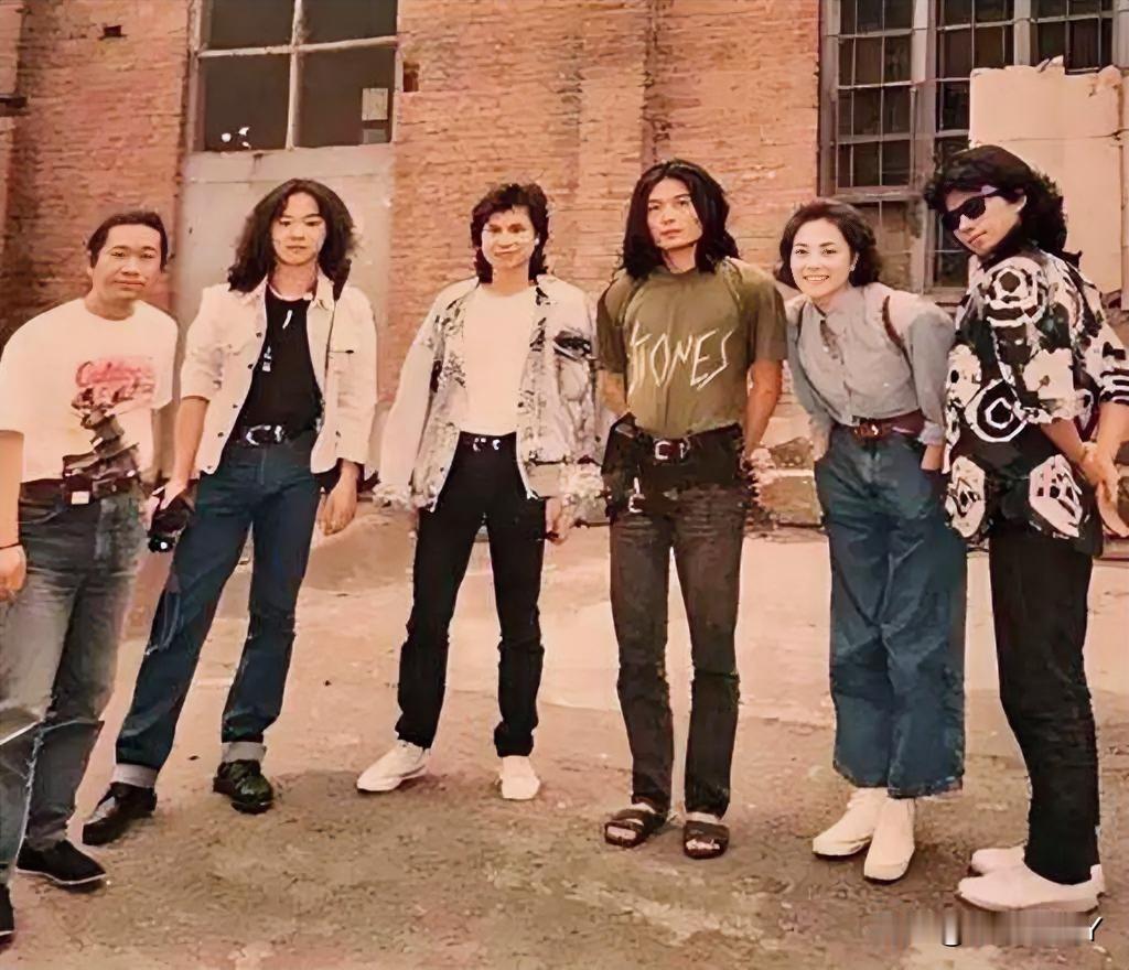这是王菲与黑豹乐队的老照片啊，拍摄的时候还在上世纪九十年代初，地点在北京。那时的