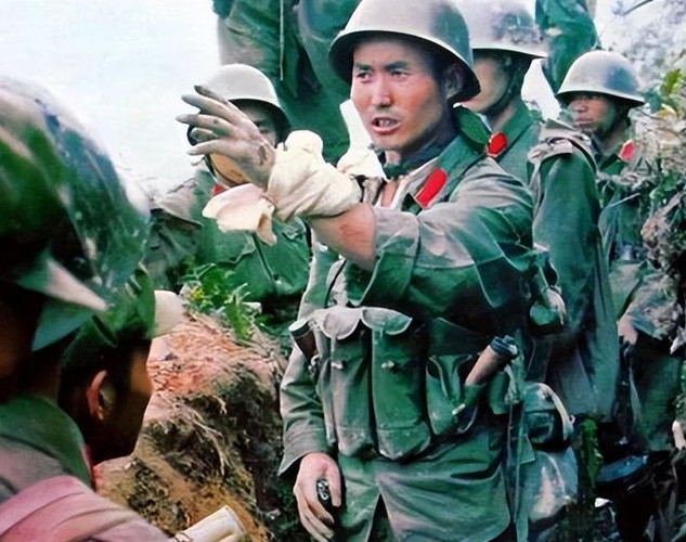 1986年，中越边境老山，一位战士要上211高地。临行前军长敬他茅台酒，师长把