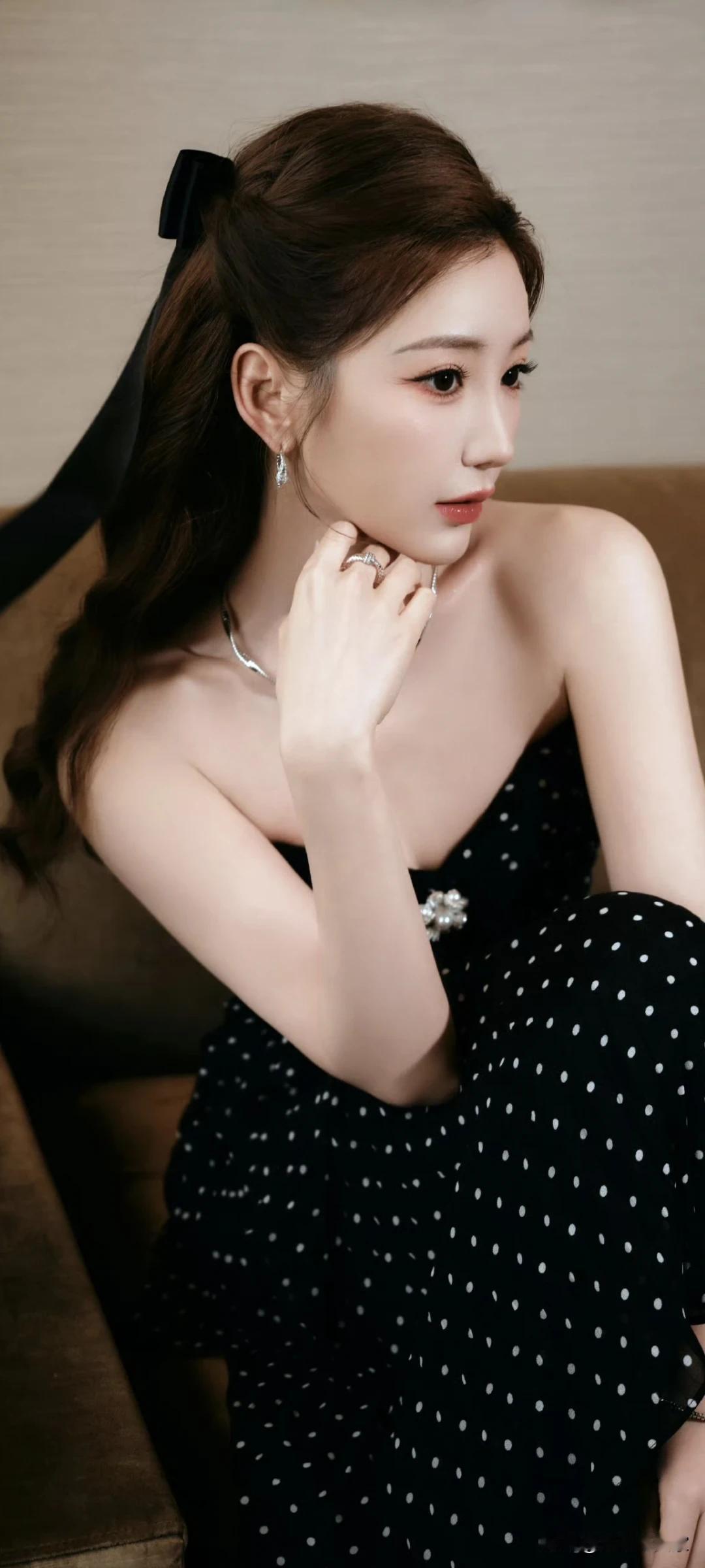 毛晓彤壁纸～“手轻轻托着脸颊的那一刻，恬静与美好仿佛都悄悄融进了这画面里。