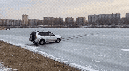 天冷了开车一定要注意安全，这位朋友胆子真大，直接滑进去了，何况现在...