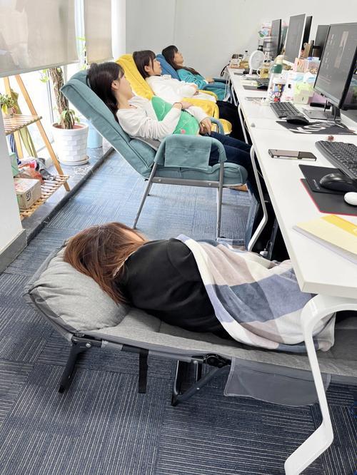 一个普普通通的午休通知，竟让全网炸开了锅。8月3日，建行恩施分行一张午休通知，把