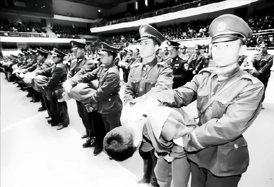 死在小混混手上黑社会老大！上世纪90年代，我们那里发生了一起打架致死案，震惊了