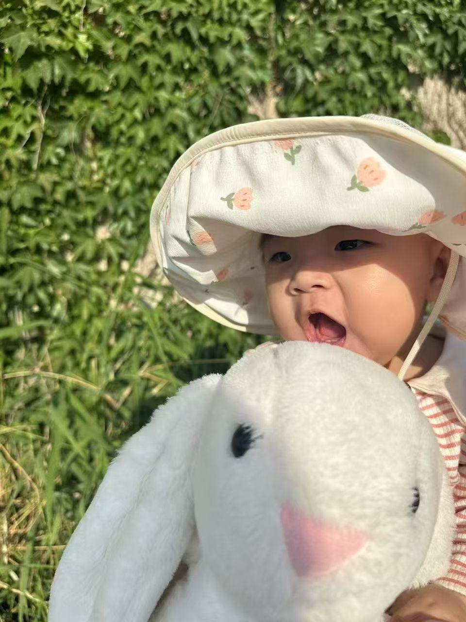 这几天下楼前，先在阳台看看小区里那个宝妈出来没出来。我是尽量避免和她打照面，