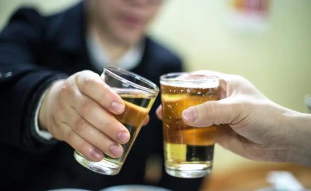 离谱到家！河南洛阳一名35岁男子深夜泡酒馆，17岁女店员竟两回往他酒杯里加料 
