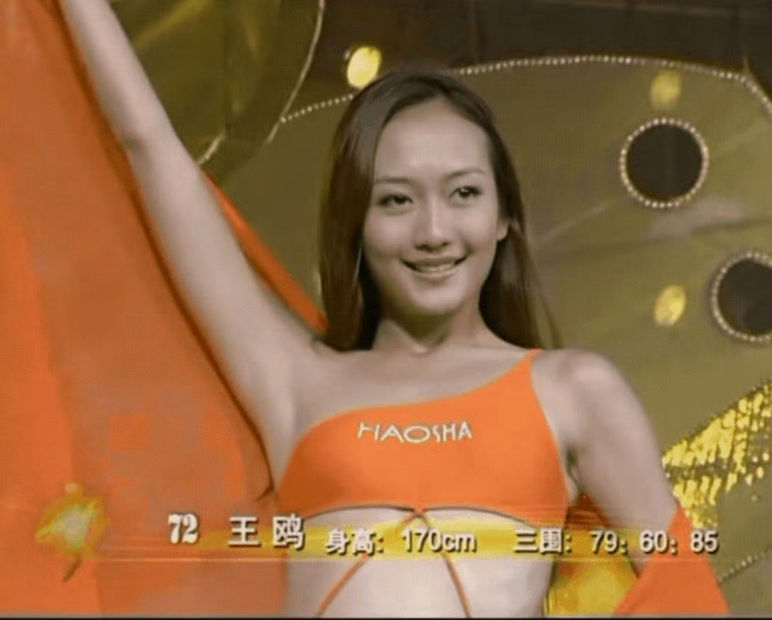 21岁的王鸥，当年是模特电视大赛72号选手，身高170cm。那会妆容很淡，没有繁