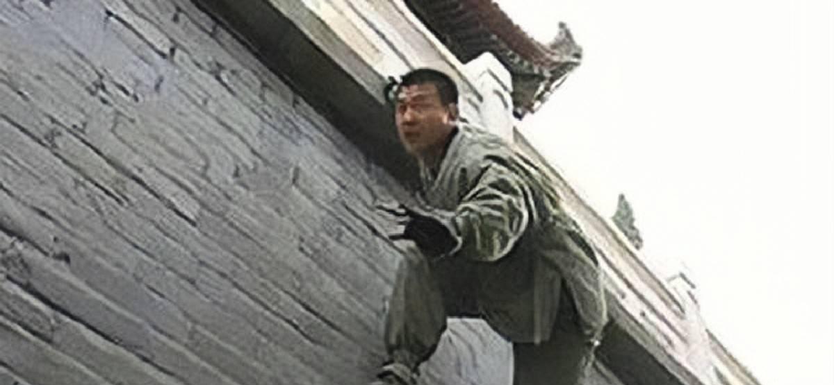 1941年，北平一对新人刚进洞房，新娘突然发现‘新郎’的手不对劲，怎么多了道疤，