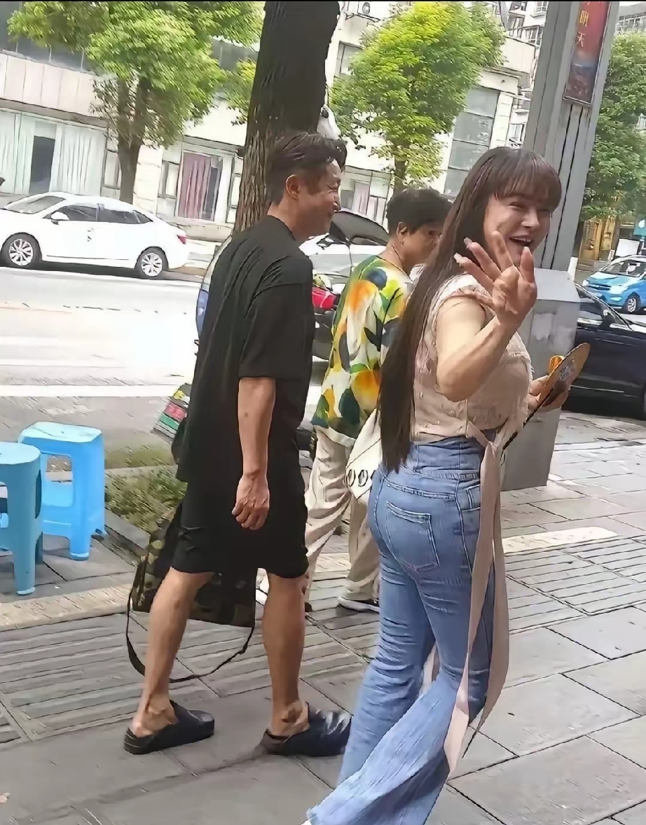45岁的拳王邹市明与42岁的老婆冉莹颖及岳母一同上街，三人其乐融融，相处甚欢，横扫两人因债务问题要离