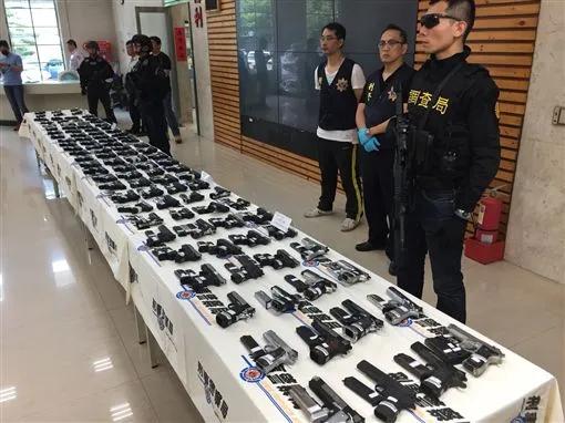 台湾海关警察在基隆港截获100多支枪支在一个从香港运来的注塑机集装箱内发现了1