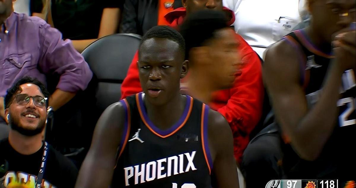 罗伯特·威廉姆斯伤了，杨瀚森的门，悄悄开了。开拓者连输四场，没人喊“rebu