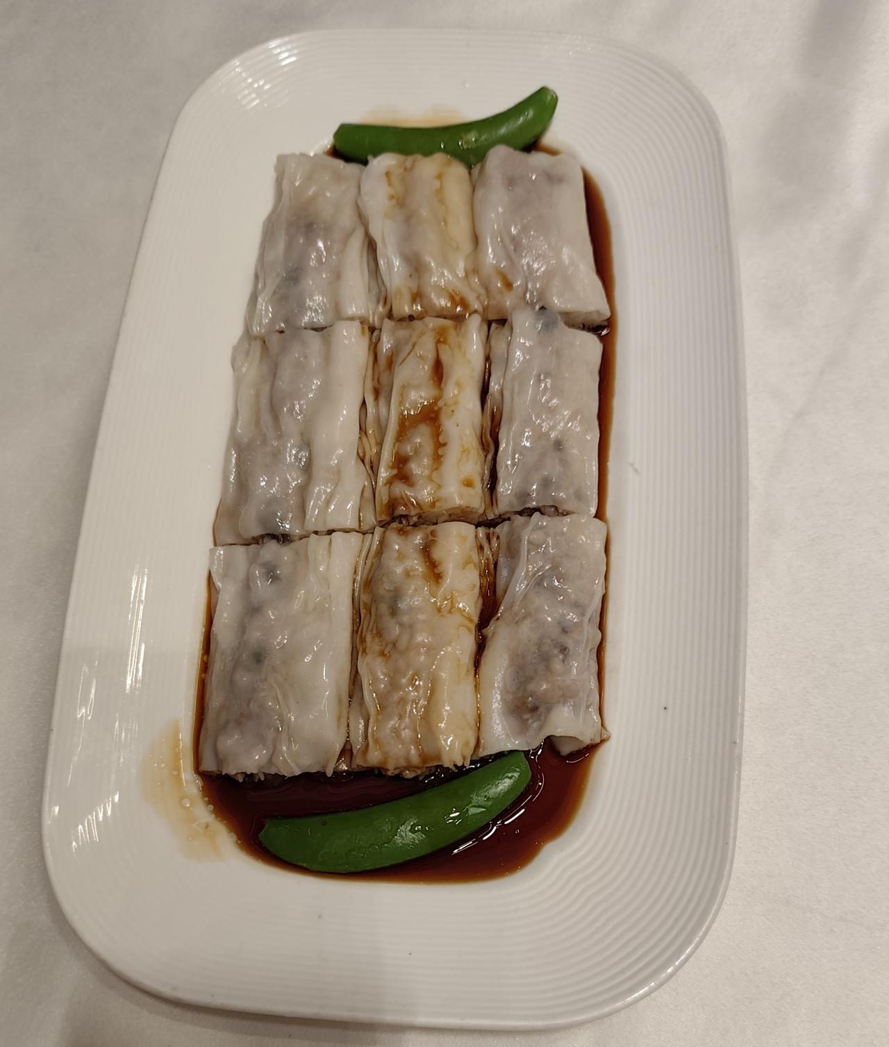 有一个退休人员和我去饮茶，每次都是一碟肠粉和一煲粥，我就喜欢选择一些以前没拍过照