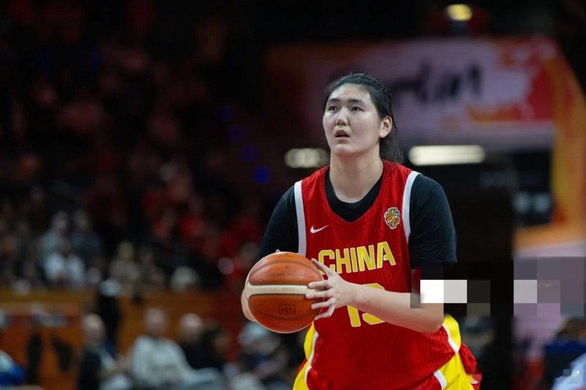 女篮世界杯中国队vs波多黎各，两队锋线身高与篮板对比！！中国女篮；张子宇2.23