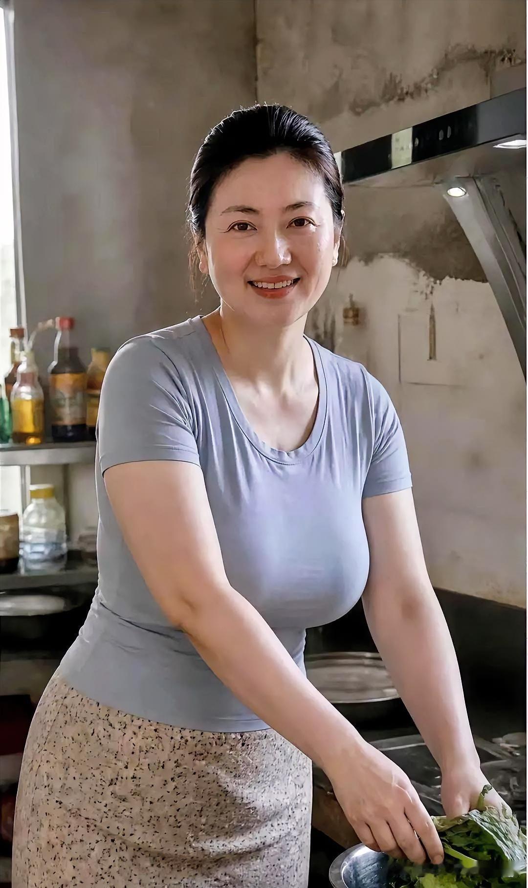 素色衣衫裹挟生活温度，厨房烟火中从容打理，眉眼舒展间满溢温柔而坚韧的力量。