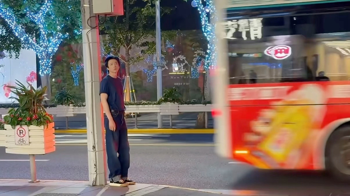 请问谁家老公丢了？路边正吹风呢～刘宇宁