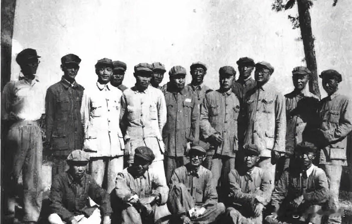 1948年夏，中原野战军部分领导同志合影。前排右一为钟汉华。中排右起:陈再道、杜