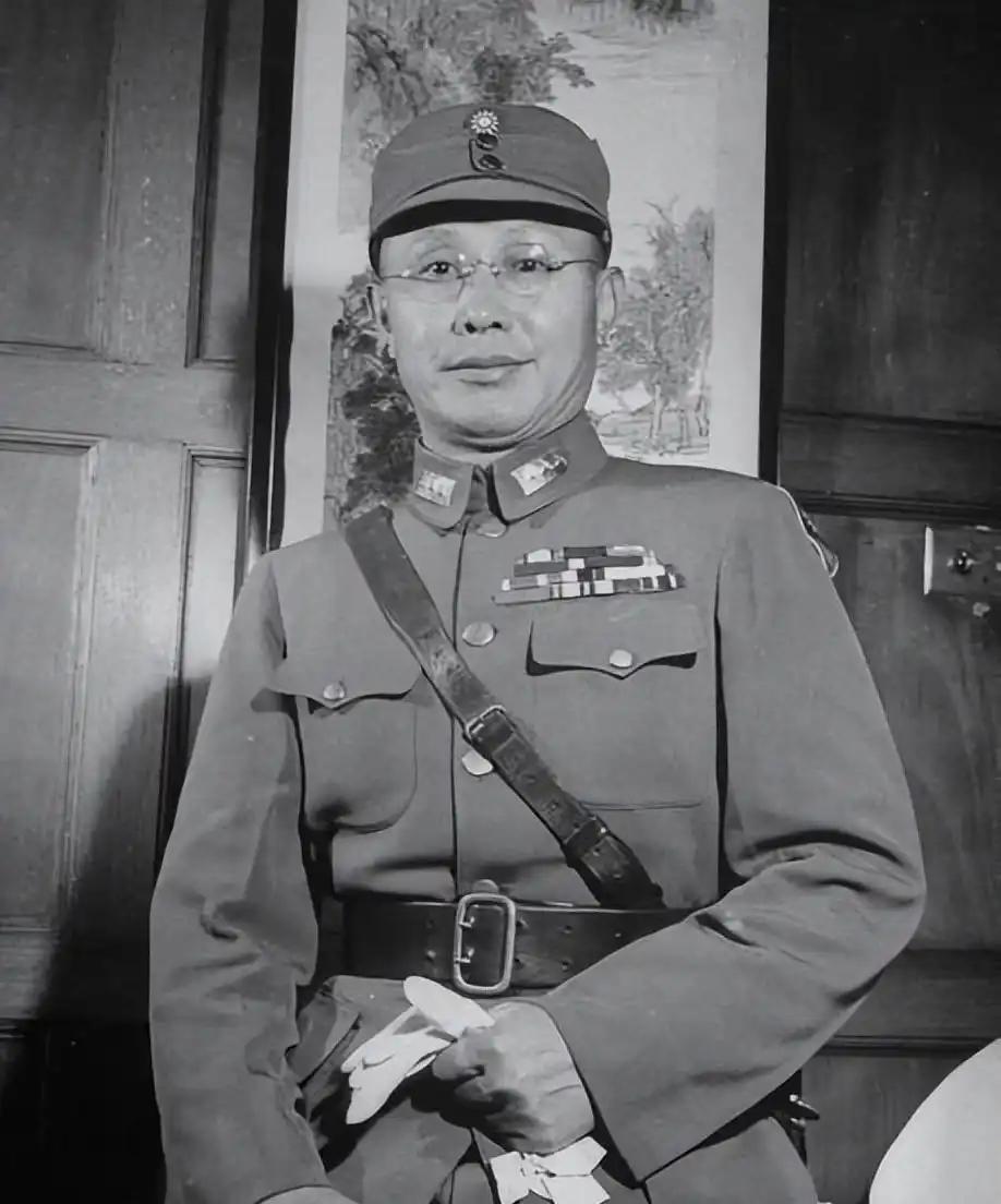 何应钦在台38年，蒋介石明明恨透他，为何始终不敢下杀手？1909年，何应钦在