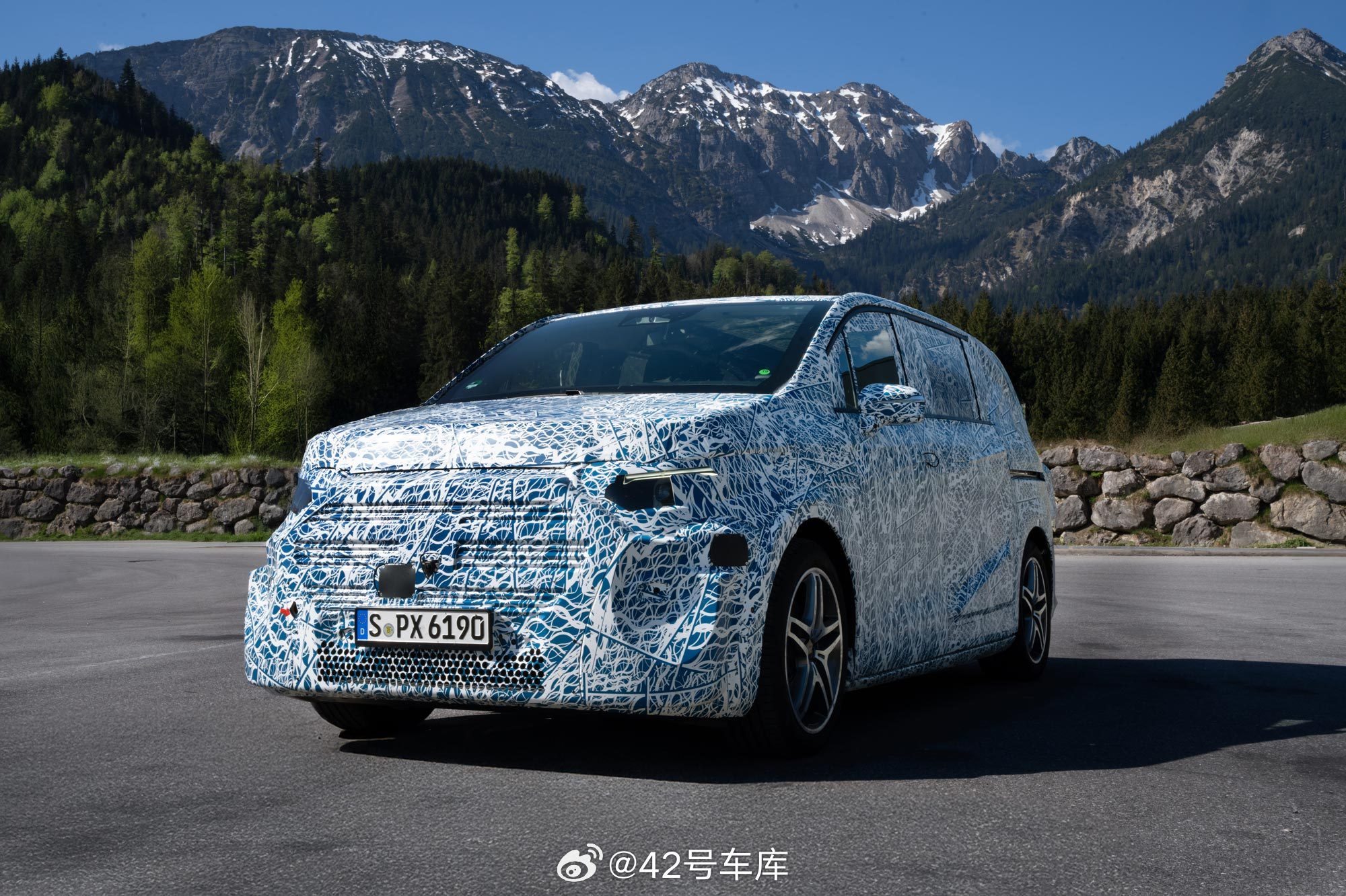 全新纯电GLC2026年国产加长轴距版本上市了，这次推出了6座车型。新