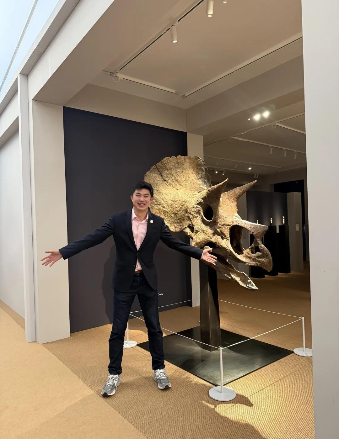 什么？这是可以卖的？在FriezeMasters看到这具三角龙化石的时候，全