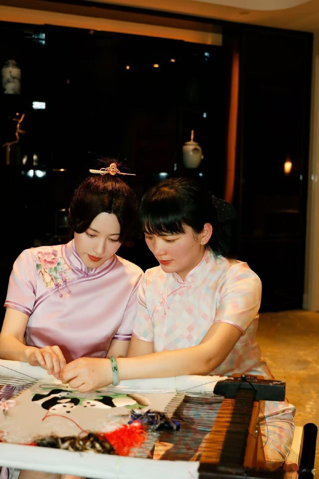 你是曾黎那她是谁原来温婉和力量可以这样共生。旗袍素手，眉目有山河。曾黎把蜀绣穿